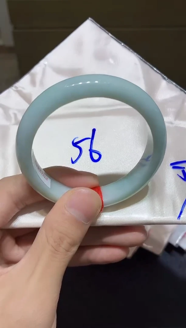 翡翠手镯未镶嵌翡翠手镯