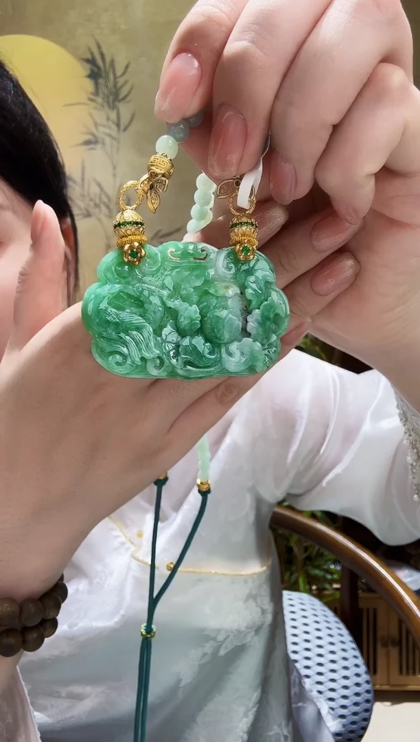颈饰未镶嵌翡翠吊坠