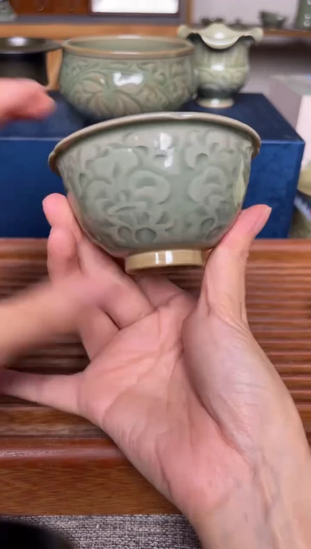 瓷器纯手工天青色乱刀牡丹纹小海瓯 微瑕