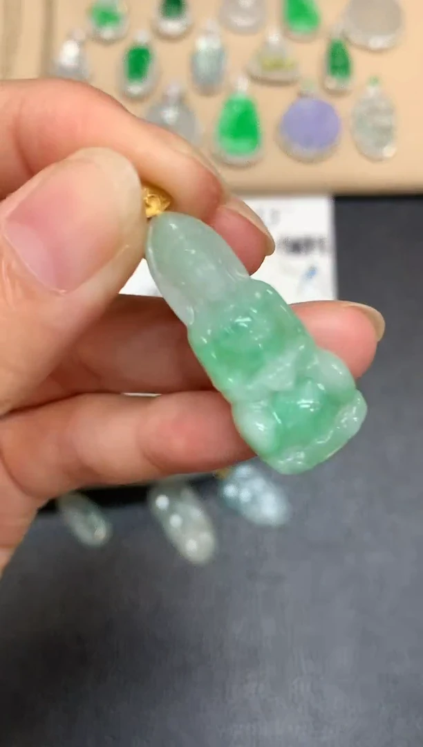 颈饰18K金镶嵌翡翠观音【无服务费