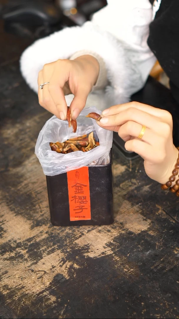 【闪购商品】1农民自摘的金樱子200克