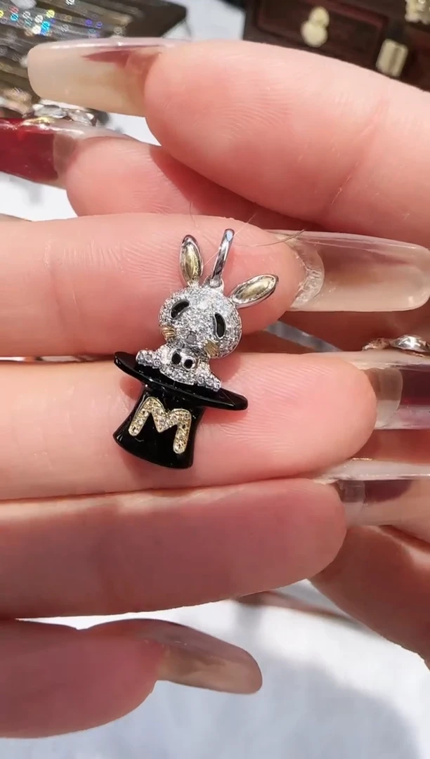 【闪购商品】钻石吊坠(不含链)18K金镶嵌魔术兔吊坠