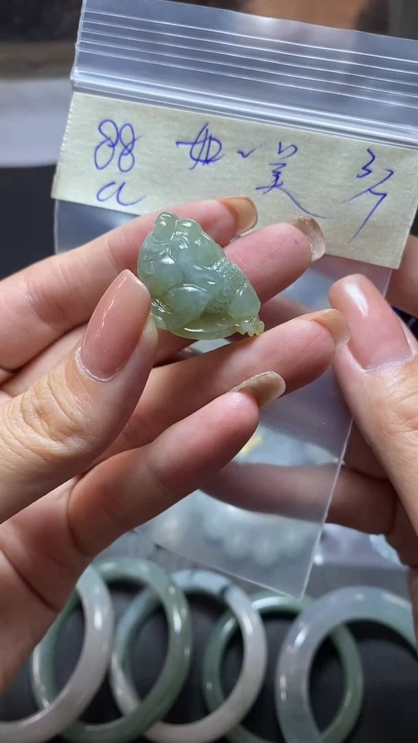 定制翡翠未镶嵌如****”金蝉挂件