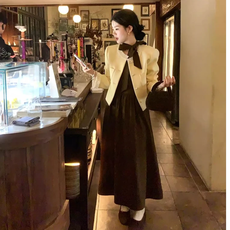 韩版高级感小香风外套女温柔风气质短款上衣咖色飘带连衣裙两件套