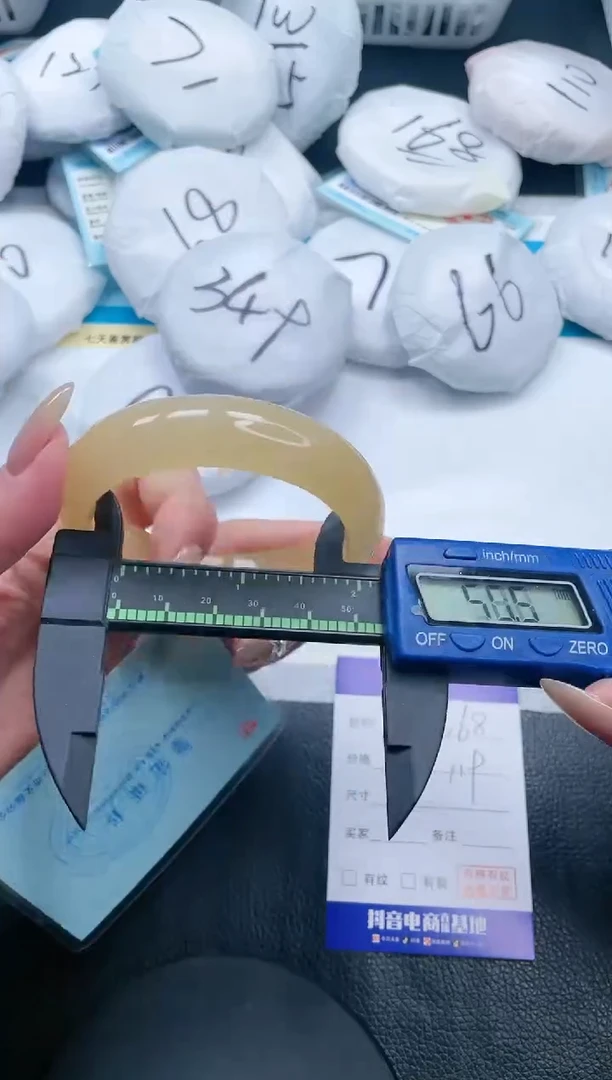 【闪购商品】石英质玉手镯未镶嵌19V68-56