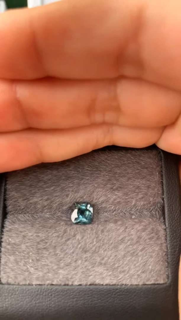 未镶嵌裸石定制尖晶石枕型 孔雀色调 1.18ct