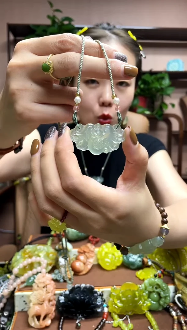 未镶嵌岫玉颈饰多样性发货发其中之一