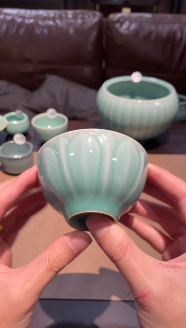 146窑承青瓷莲纹杯