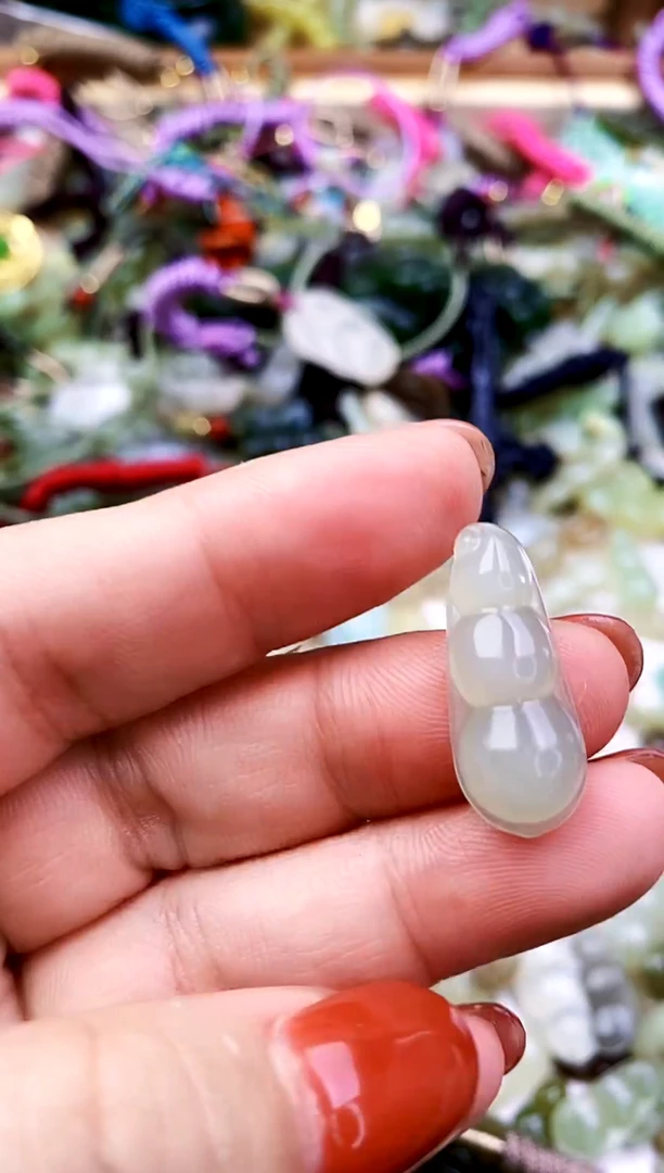 和田玉未镶嵌颈饰吊坠