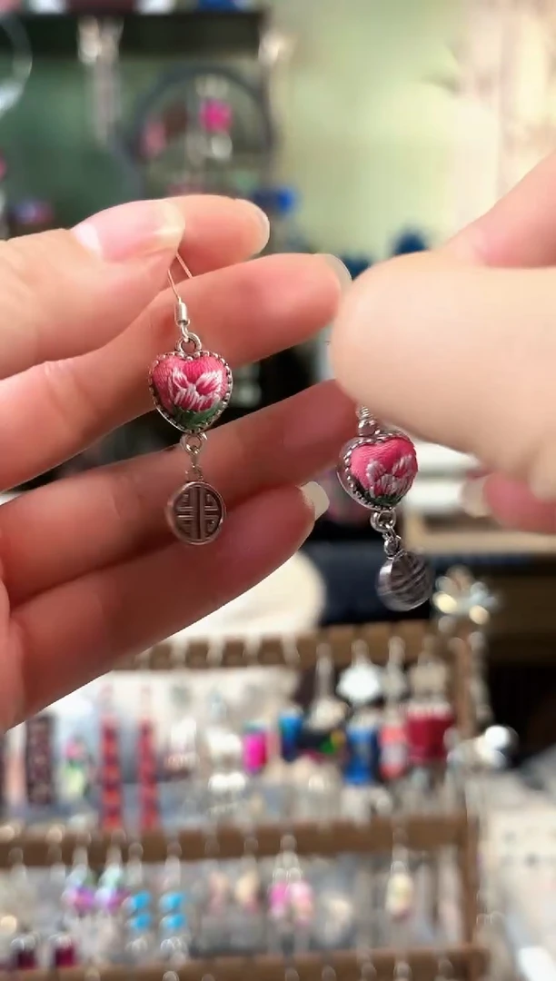 彩云南阁非遗老绣饰品502