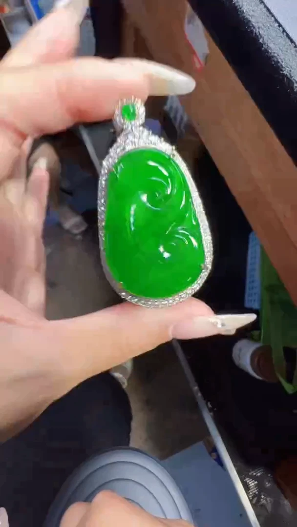 翡翠A货有轻微色差属于正常现象，如意多样性发货1