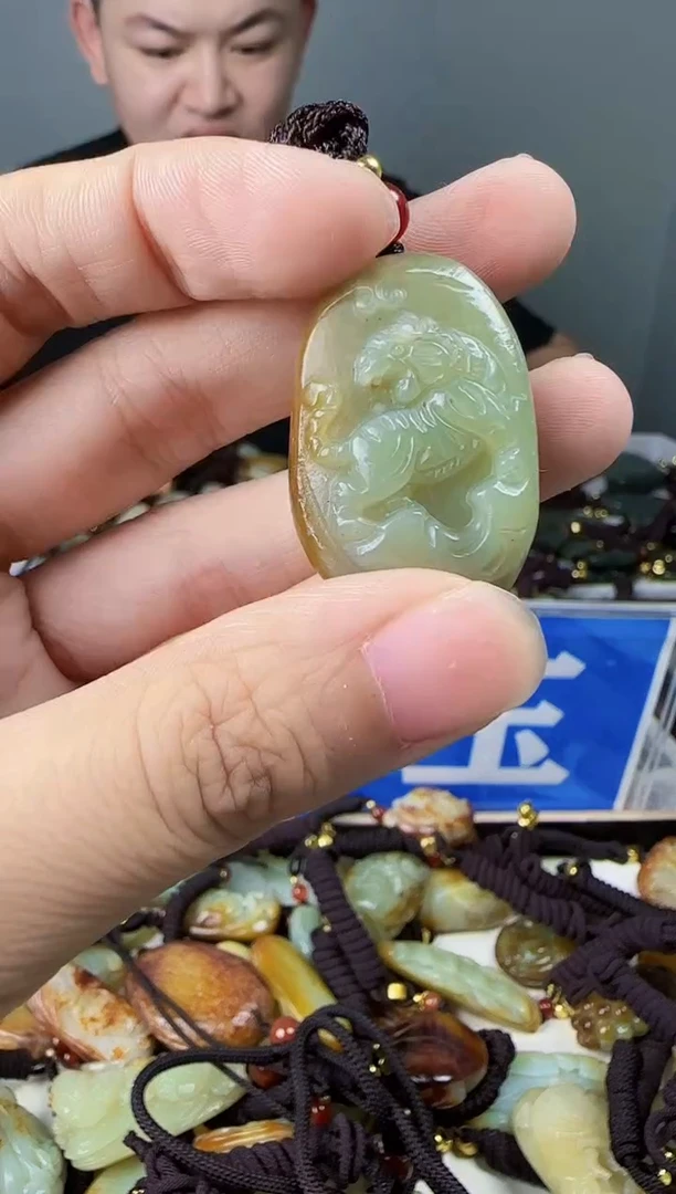 和田玉未镶嵌颈饰1