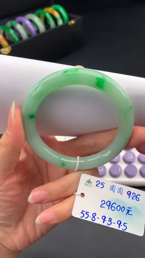 未镶嵌手镯翡翠自带#送人#，联系客服核对地址~