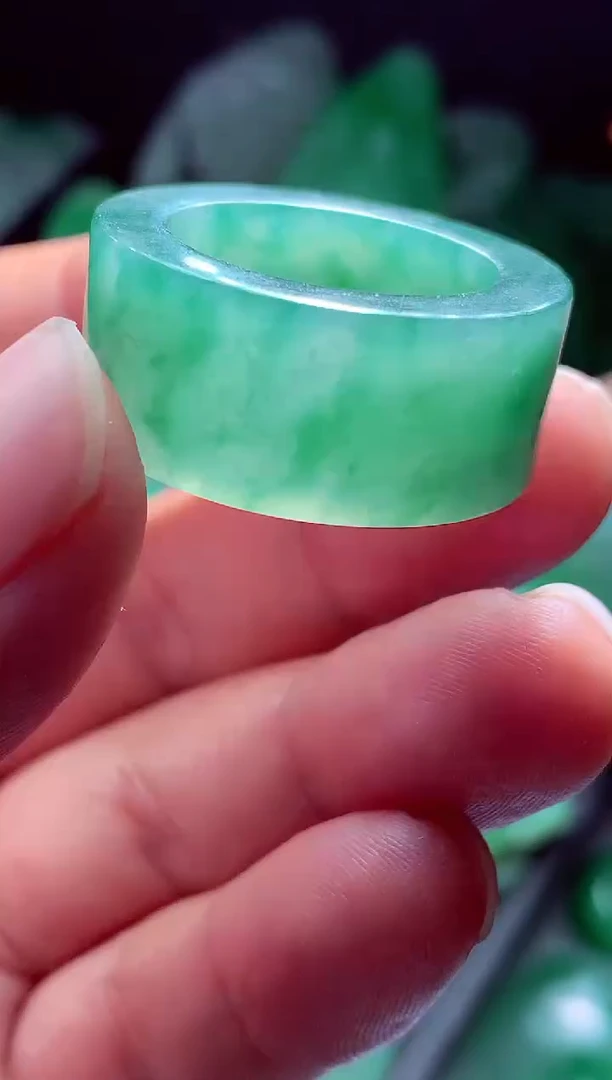 未镶嵌定制翡翠山**?翡翠毛货定制