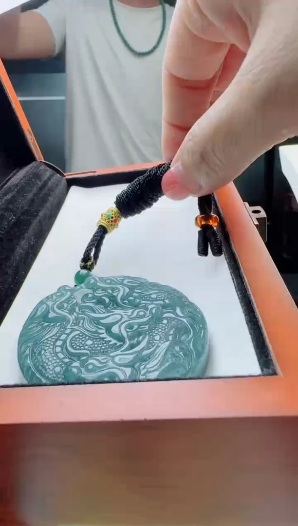 翡翠未镶嵌颈饰多样性发货其中一件