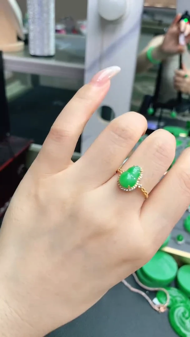 翡翠戒指18K金镶嵌赠礼盒证书