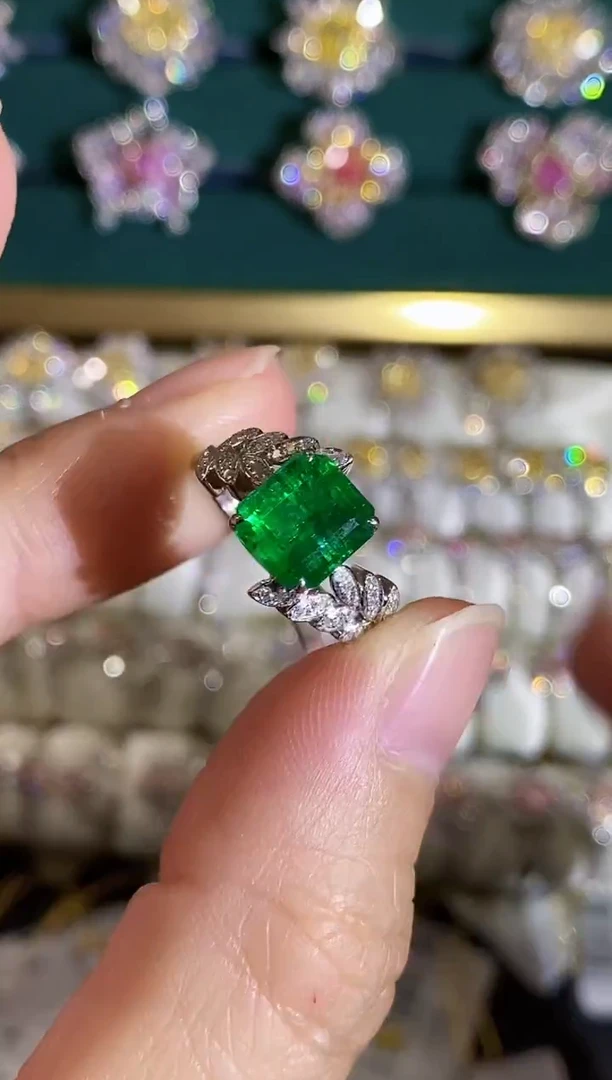 18K金镶嵌戒指祖母绿戒指