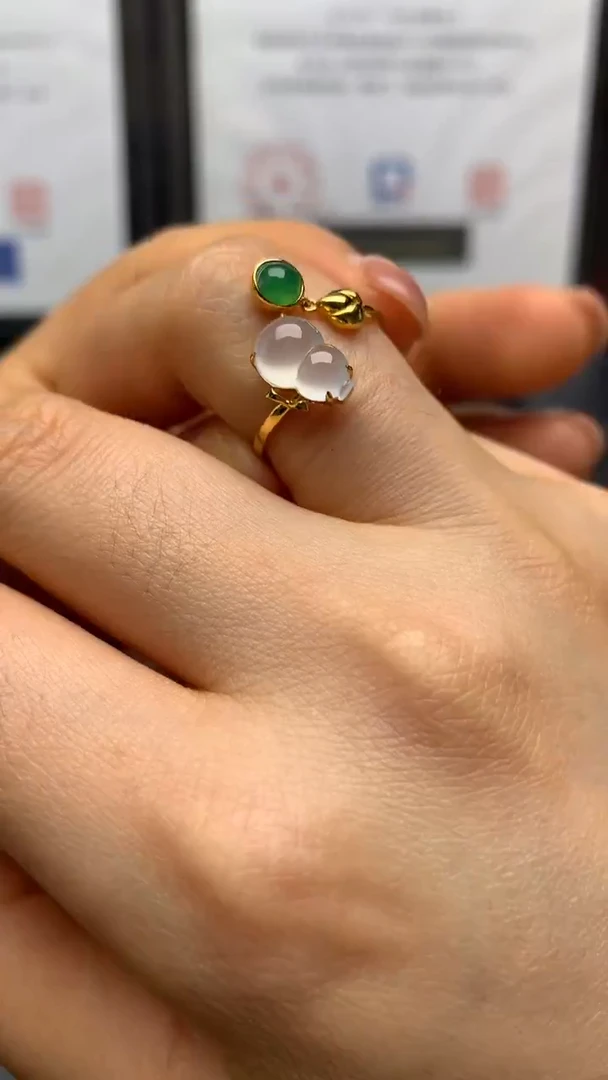 18K金镶嵌戒指翡翠葫芦戒指