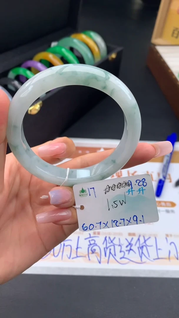 未镶嵌手镯翡翠自带#送人#，联系客服核对地址~