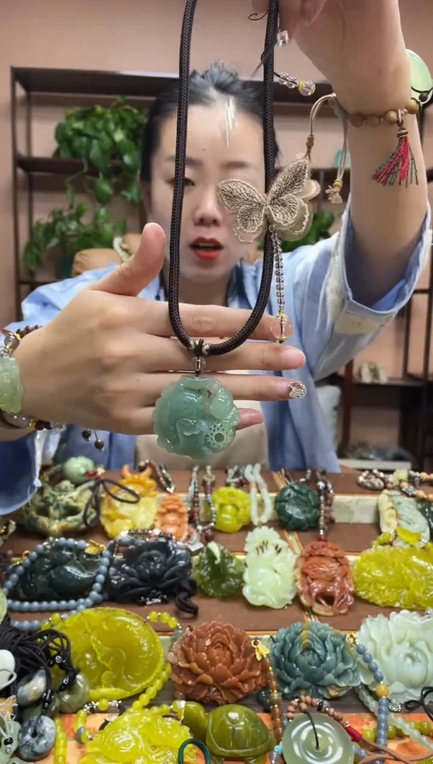 未镶嵌岫玉吊坠多样性发货发其中之一