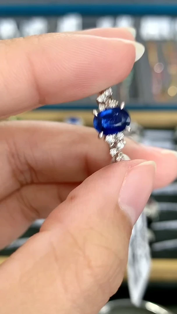 戒指蓝宝石18K金镶嵌1.05克拉