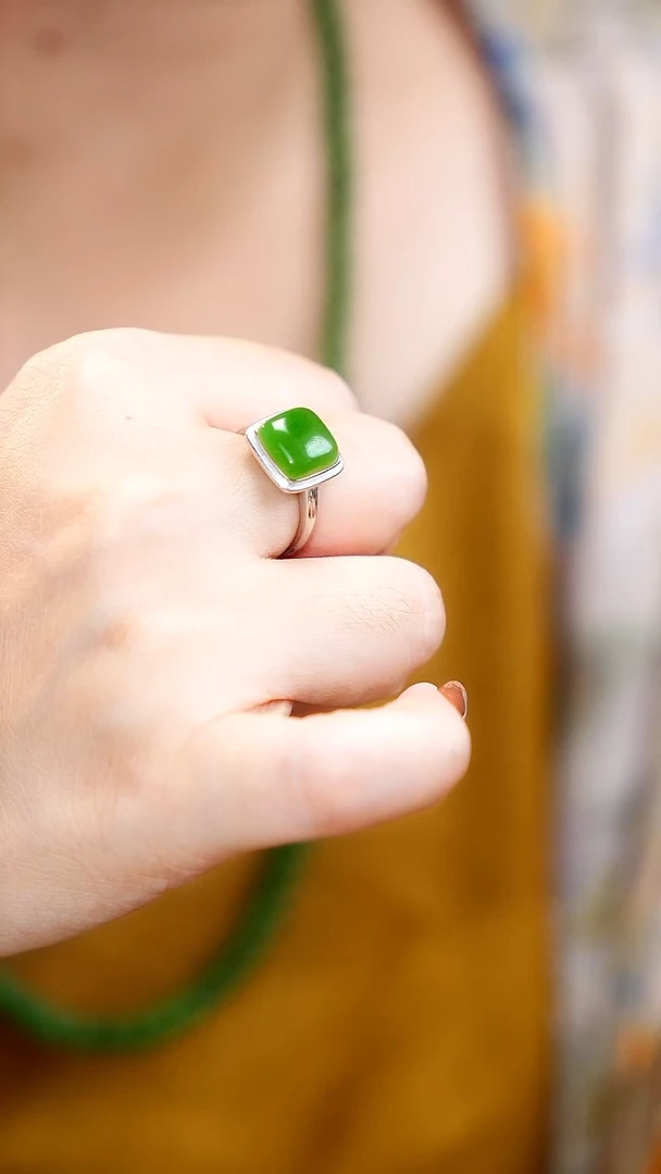 银S925镶嵌戒指和田玉蛋面戒指