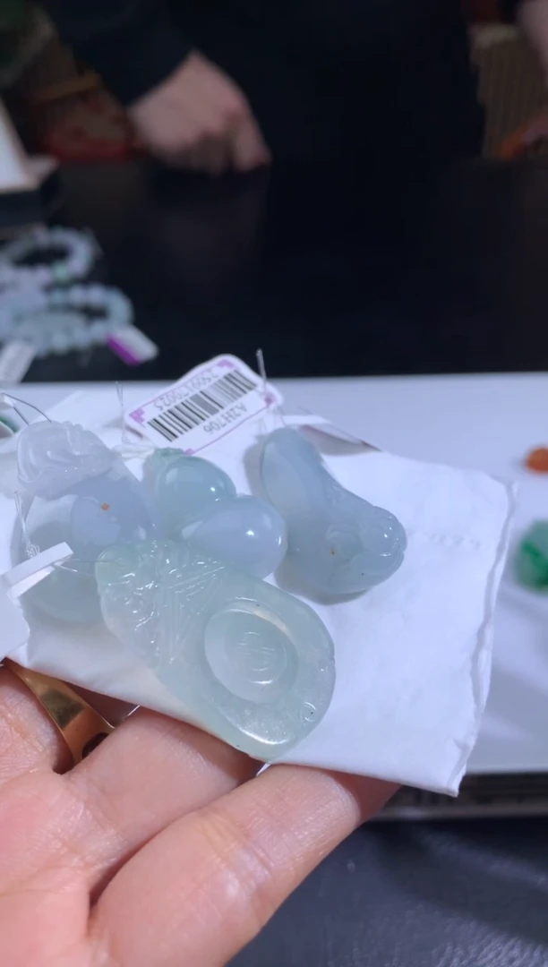 未镶嵌定制翡翠m**o翡翠