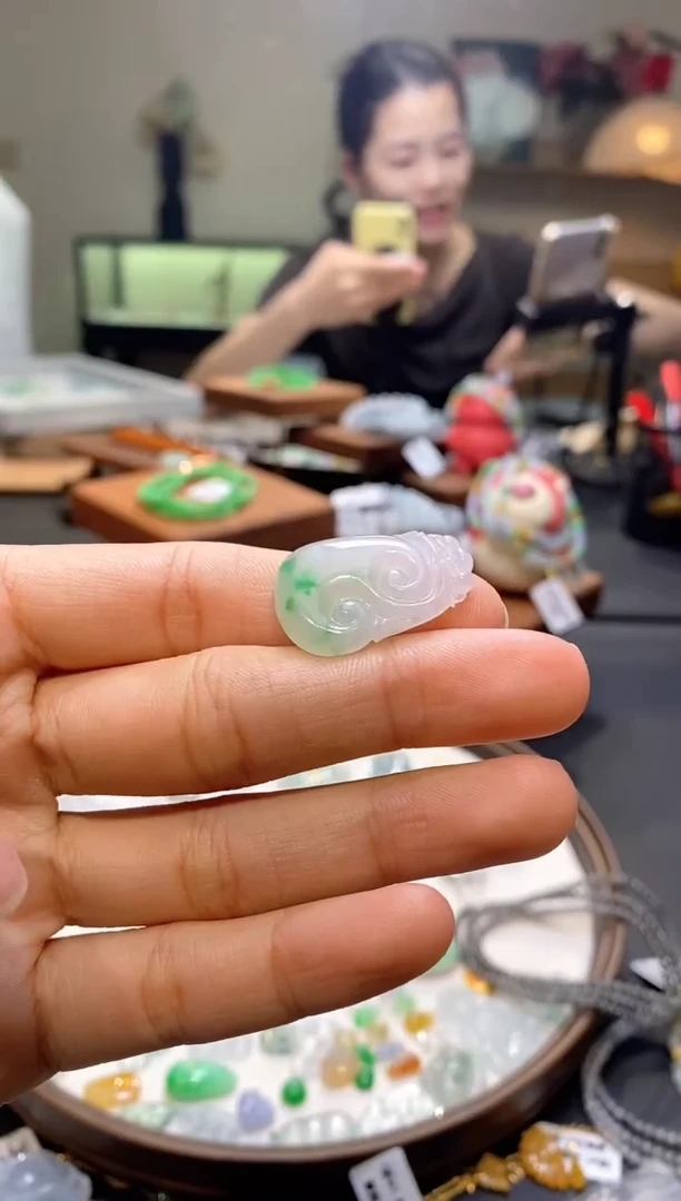 翡翠未镶嵌颈饰如意