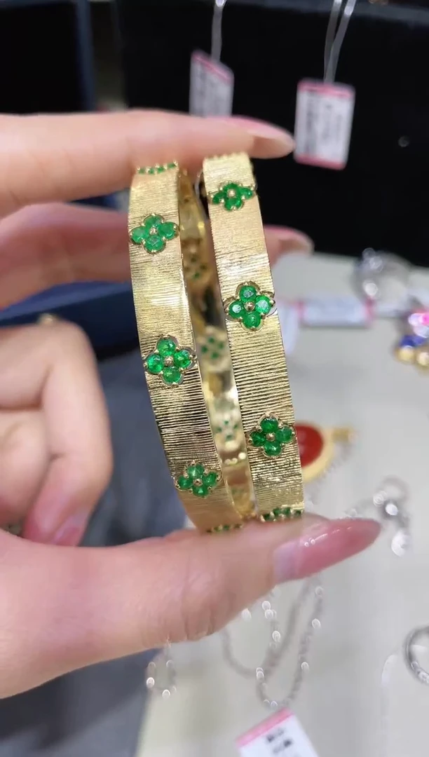 18K金镶嵌天然祖母绿手镯 多样性发其一