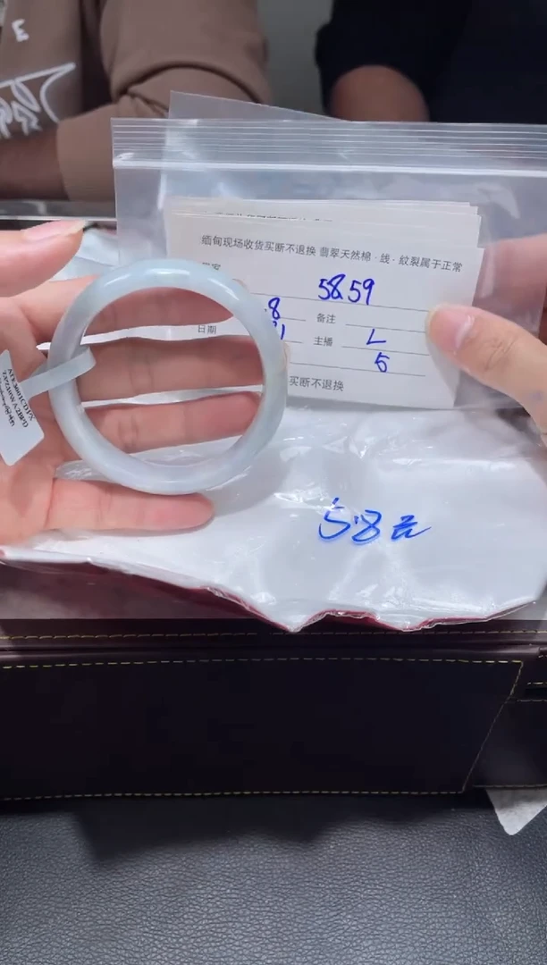 【闪购商品】翡翠手镯未镶嵌毛货手镯需精细抛光/