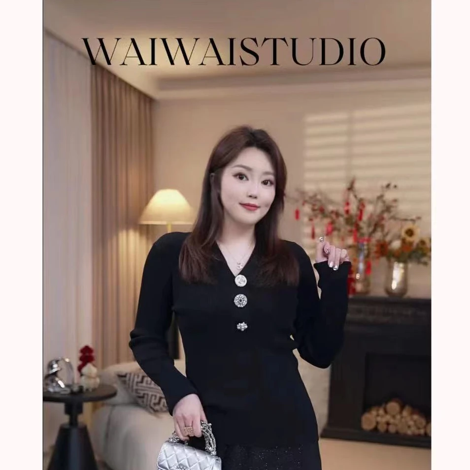 【克什米尔】显瘦时尚V领重工钻扣经典针织衫 25SL018