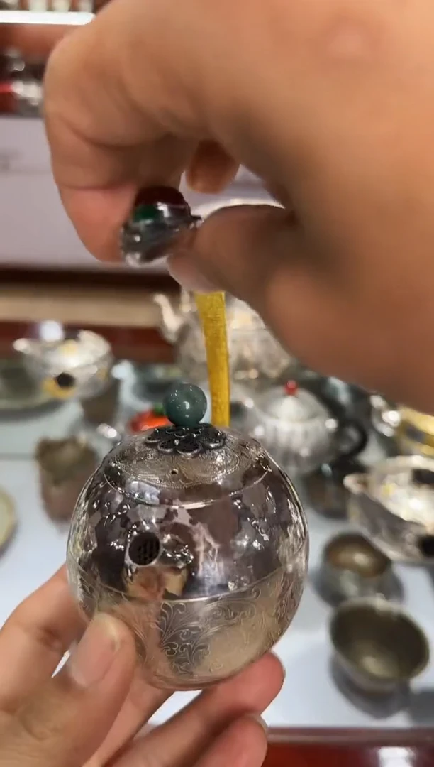 用*哥足银999精工手工缠枝莲椭圆飞天镶嵌泡茶壶