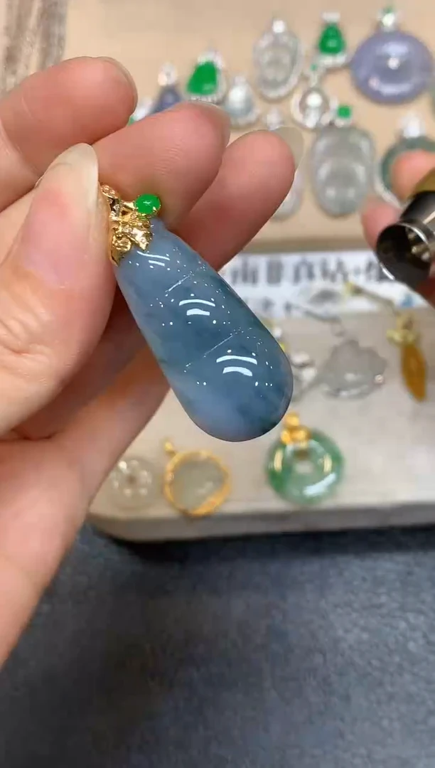 颈饰18K金镶嵌翡翠福豆【无服务费