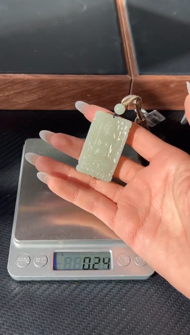 吊坠(赠链)未镶嵌和田玉且末微色差近矿吊坠