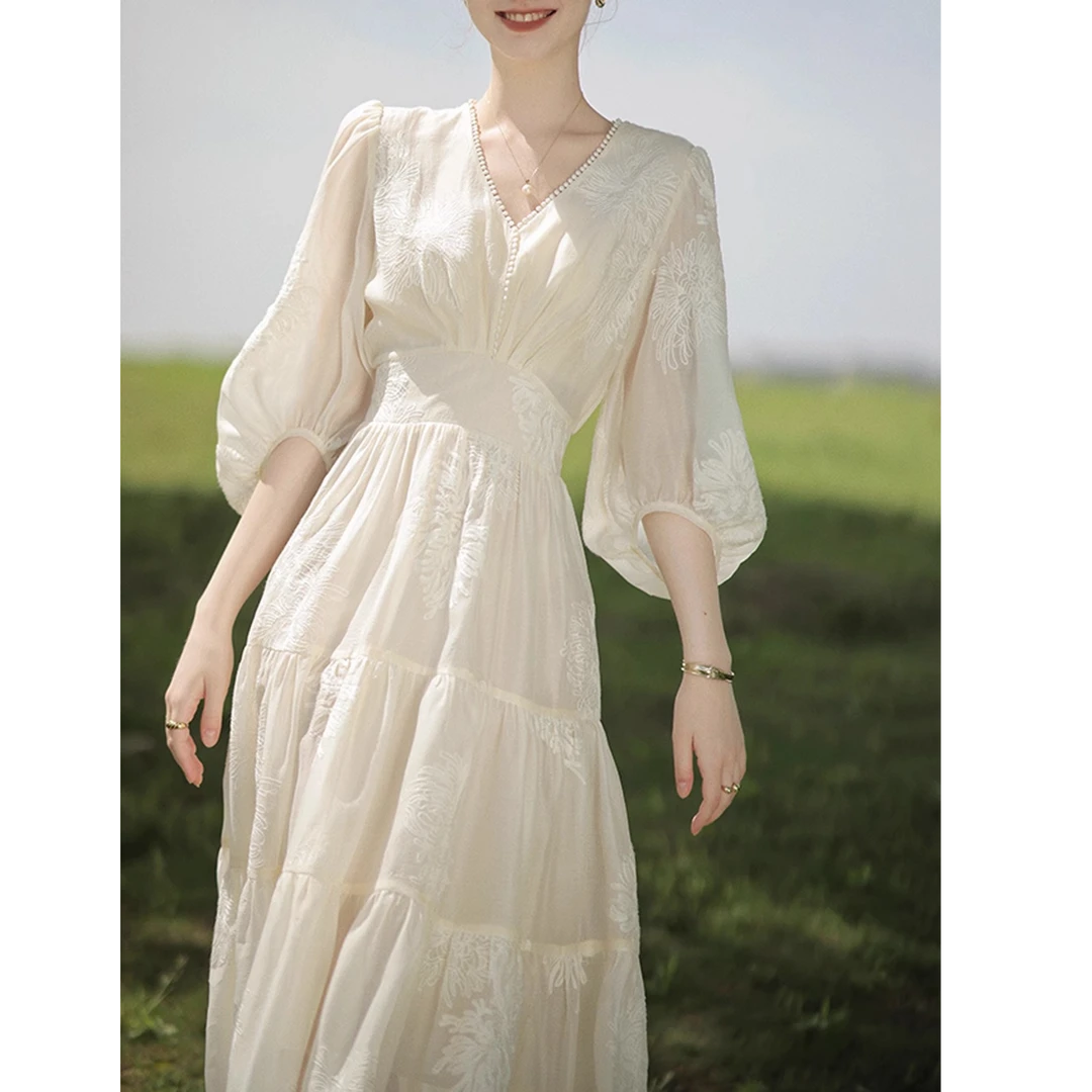 法式名媛风绣花v领长袖连衣裙女2025夏季新款温柔气质收腰显瘦裙