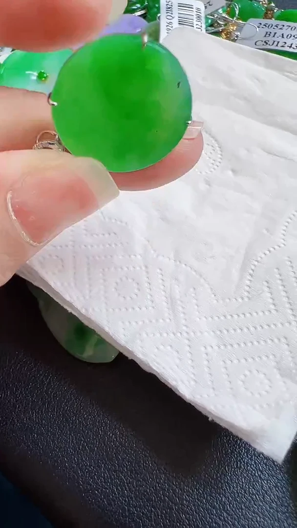 颈饰18K金镶嵌翡翠圆牌