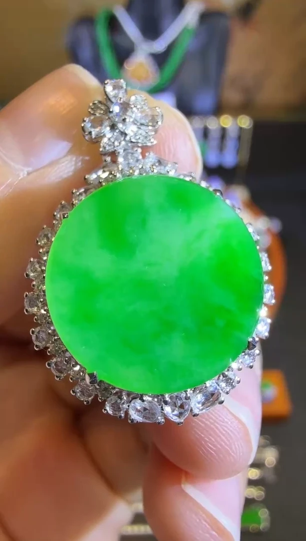 【闪购商品】翡翠吊坠(赠链)18K金镶嵌高冰金丝绿无事圆牌吊坠