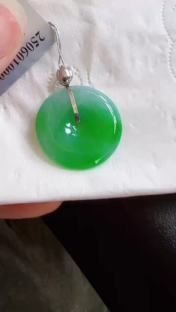 颈饰18K金镶嵌翡翠扣