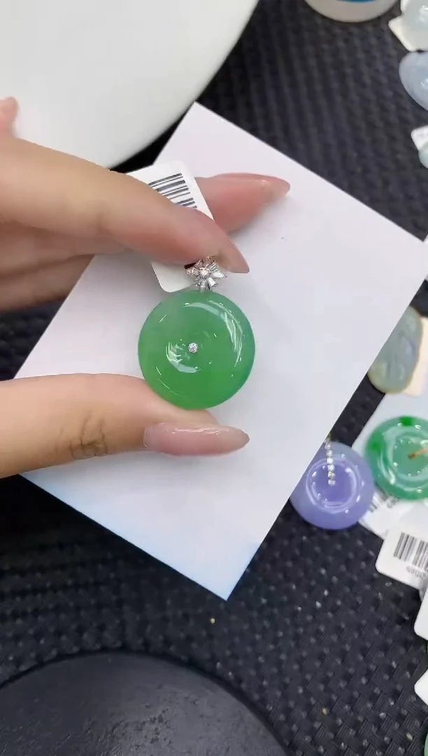 翡翠18K金镶嵌颈饰111111111