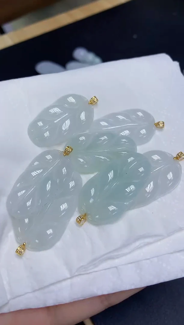翡翠18K金镶嵌颈饰天然缅甸翡翠A货多样性发其一