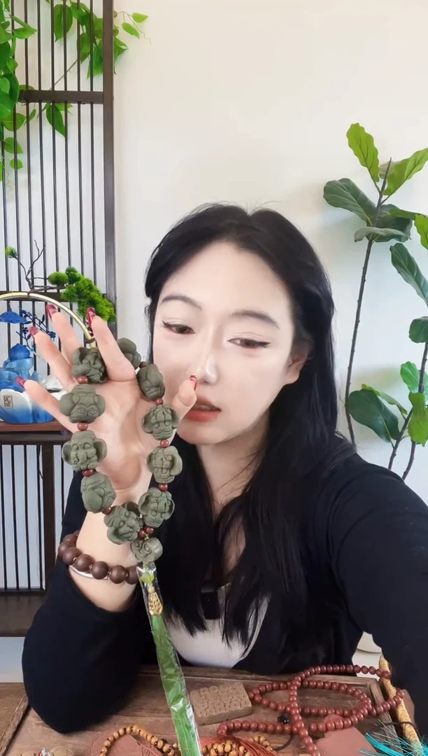 泥塑青瑶露香方小象手持一个