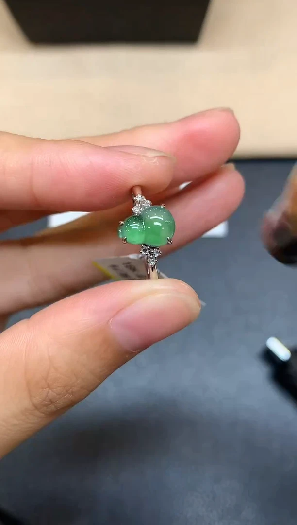 18K金镶嵌戒指翡翠葫芦【无服务费