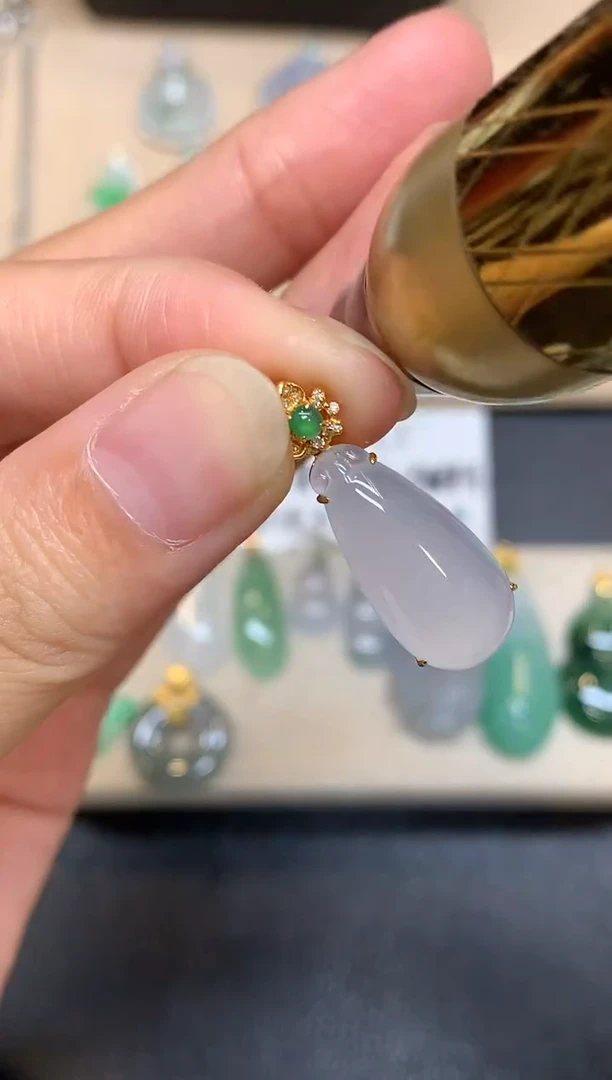 颈饰18K金镶嵌翡翠福瓜【无服务费