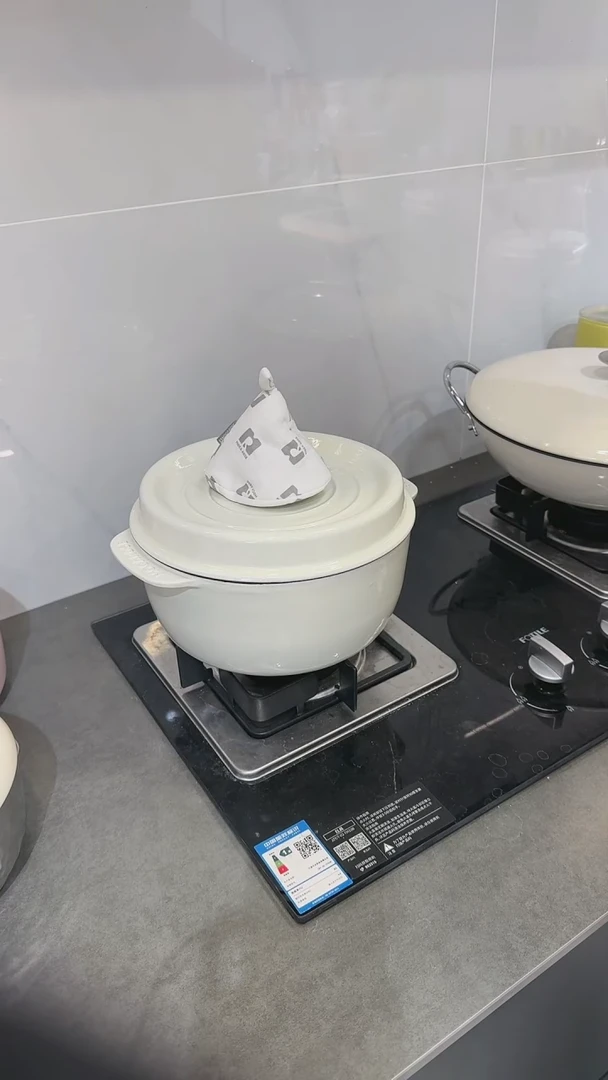 【闪购商品】瓷24cm奶油白珐琅炖锅+送2隔热帽