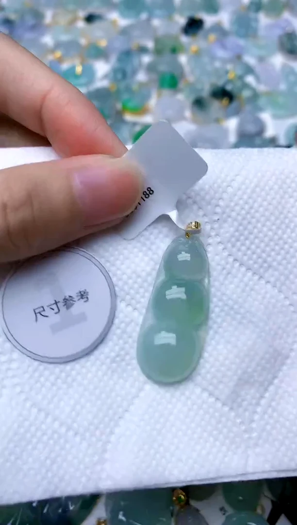 颈饰18K金镶嵌翡翠天然A货翡翠