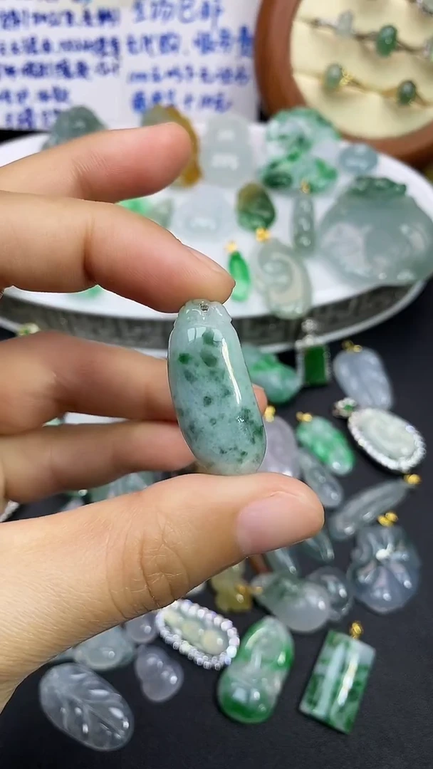 颈饰未镶嵌翡翠吊坠