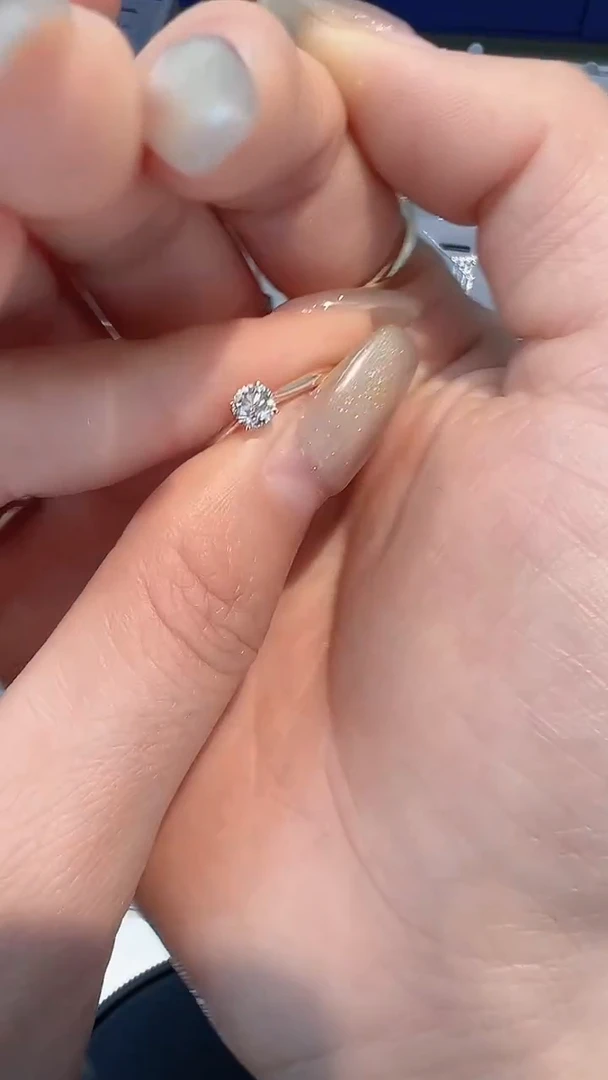 【闪购商品】钻石戒指/指环18K金镶嵌戒指