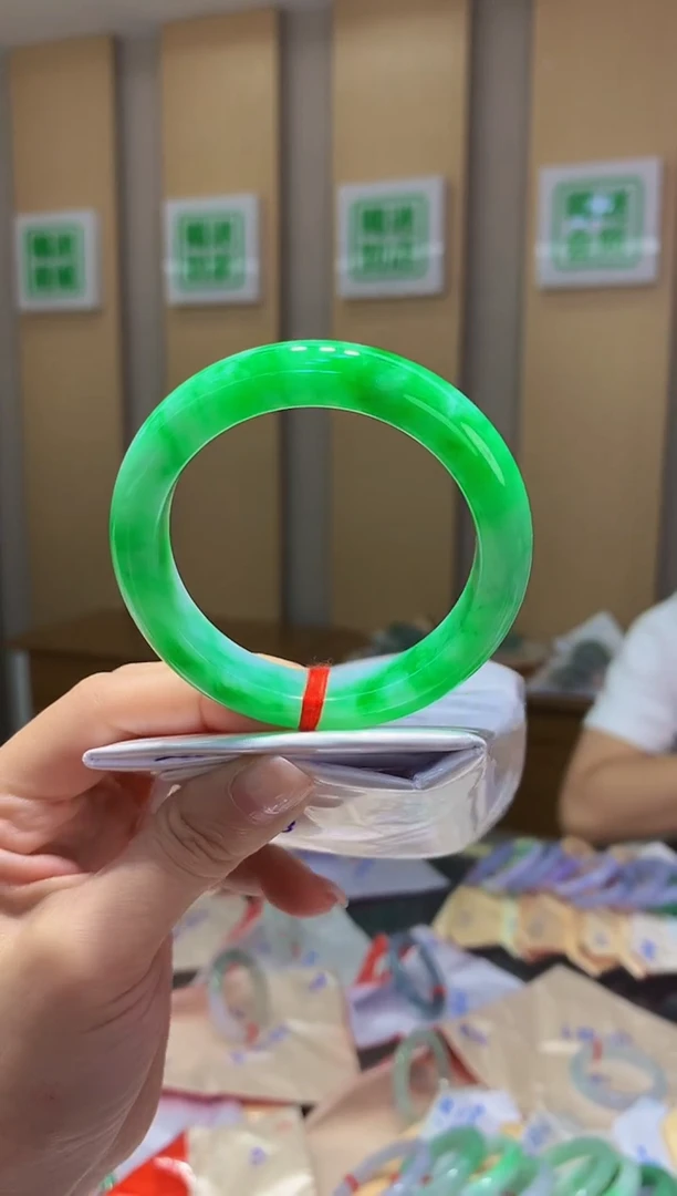 翡翠手镯未镶嵌-圈口总价28万定金2万