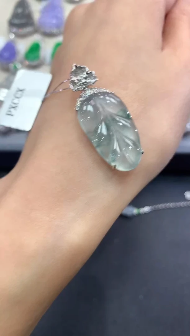 【闪购商品】翡翠吊坠(不含链)18K金镶嵌q36