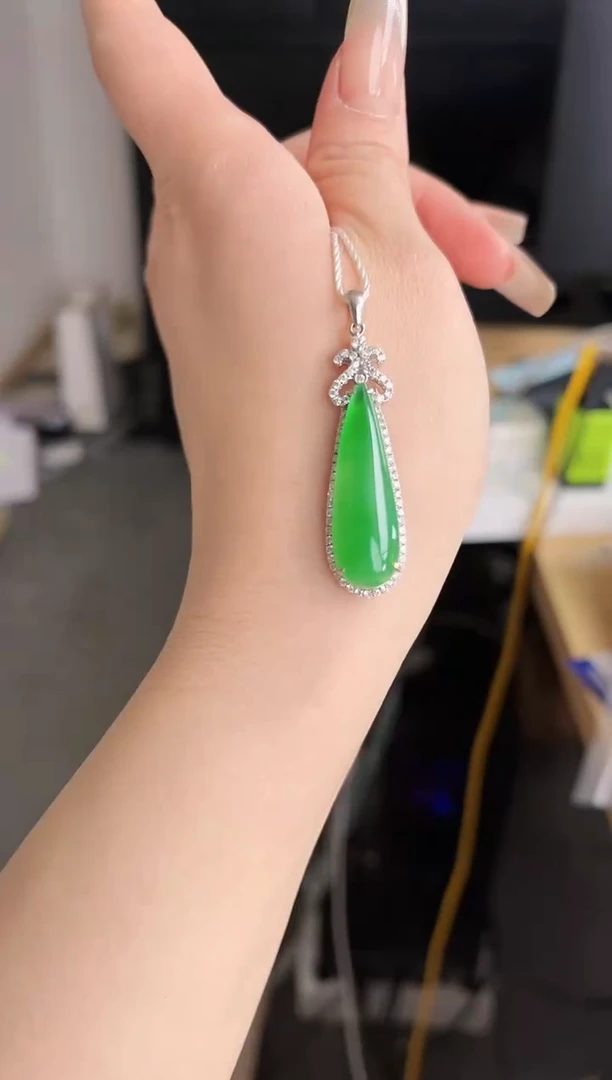 【闪购商品】翡翠颈饰18K金镶嵌吊坠